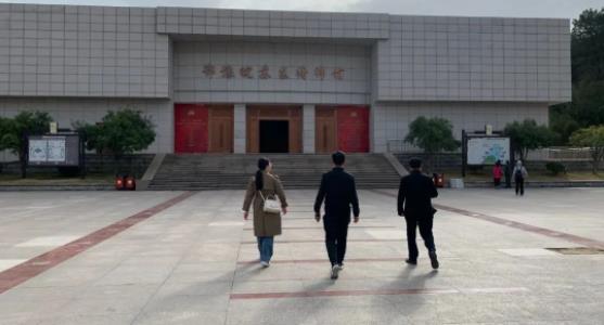 学习二十大，郭可坤主任带领名下实习律师走进“红城”新县